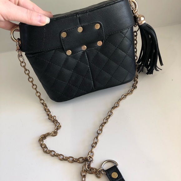 Unique shape black quilted bag with tassel - Picture 3 of 4